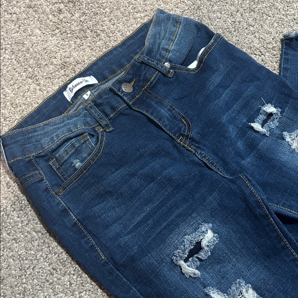 BETWEEN US Distressed Cropped Jeans
